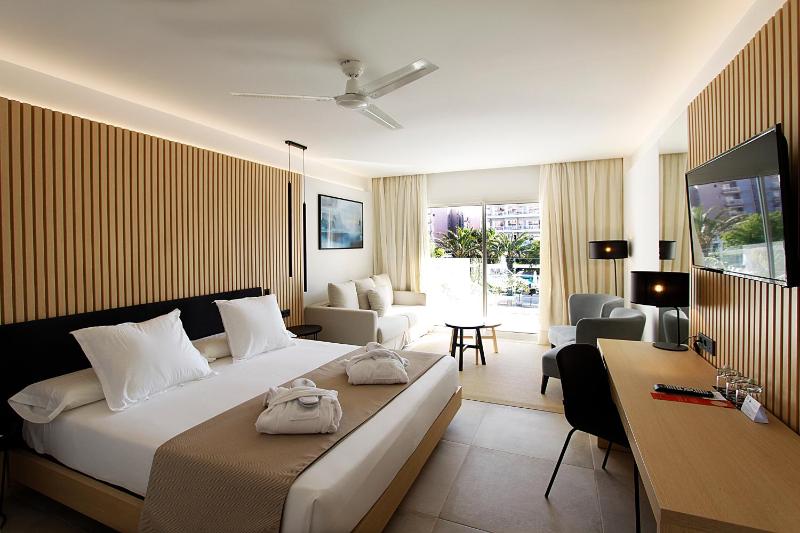 Junior Suite with Balcony (2 Adults) image 4