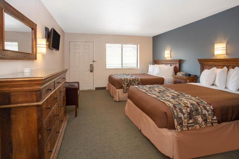 Double Room with Two Double Beds - Non-Smoking image 3