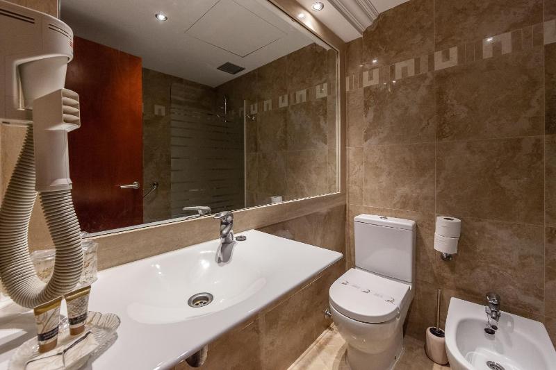 Family Room (2 adults + 1 child) with Spa Access image 2
