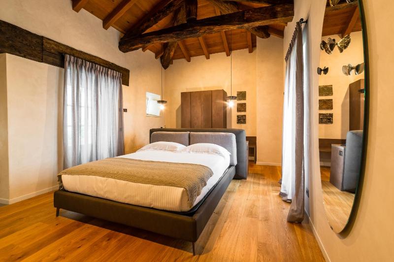 Deluxe Double Room image 4
