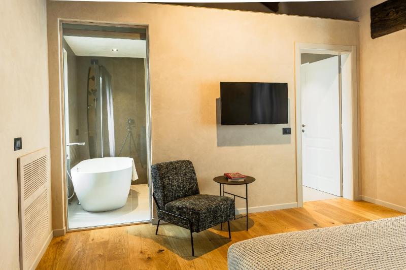 Deluxe Double Room image 3
