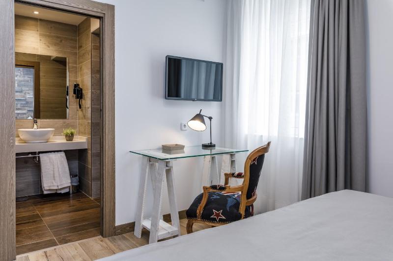 Double Room image 4