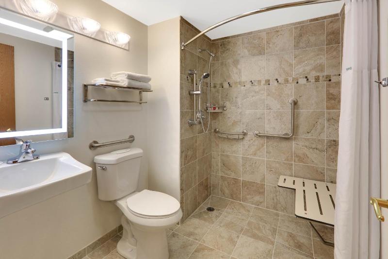 Queen Room with Two Queen Beds - Mobility Access/Non-Smoking image 4