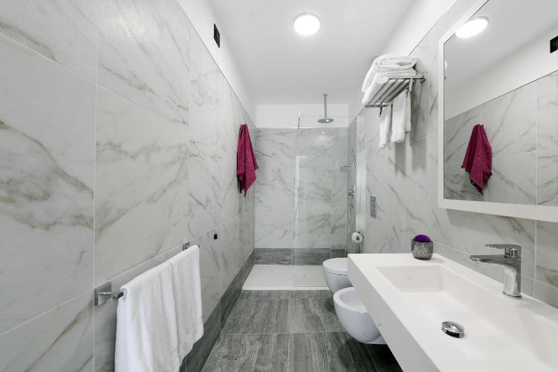  Deluxe Double Room with Balcony and City View image 3