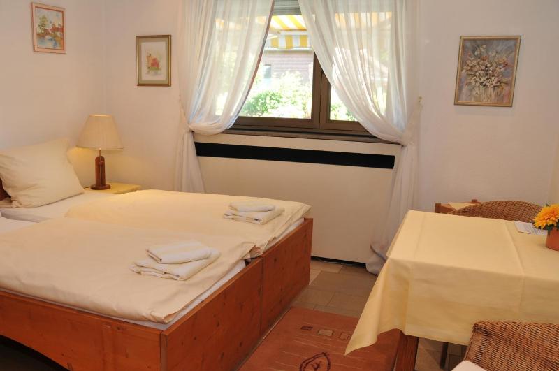 Economy Twin Room image 1