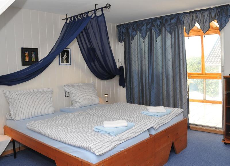 Economy Twin Room image 3