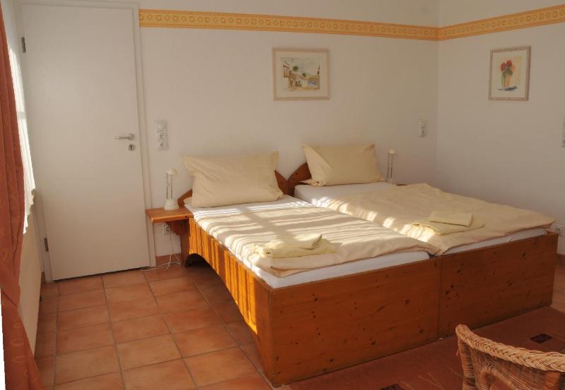 Standard Twin Room image 2