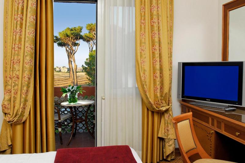 Double or Twin Room with Garden View image 3