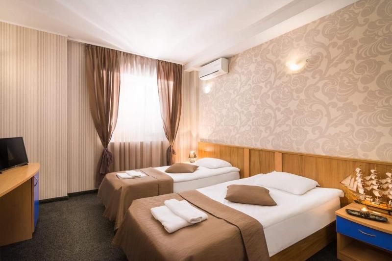 Twin Room image 3