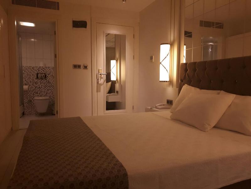 Standard Double Room with Sea View image 3