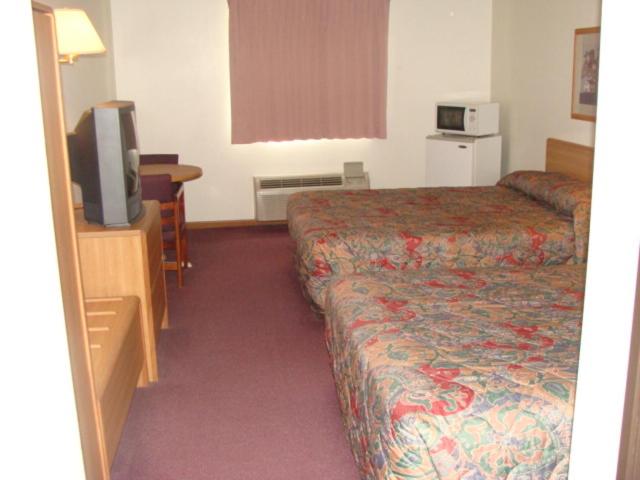Queen Room with Two Queen Beds image 4