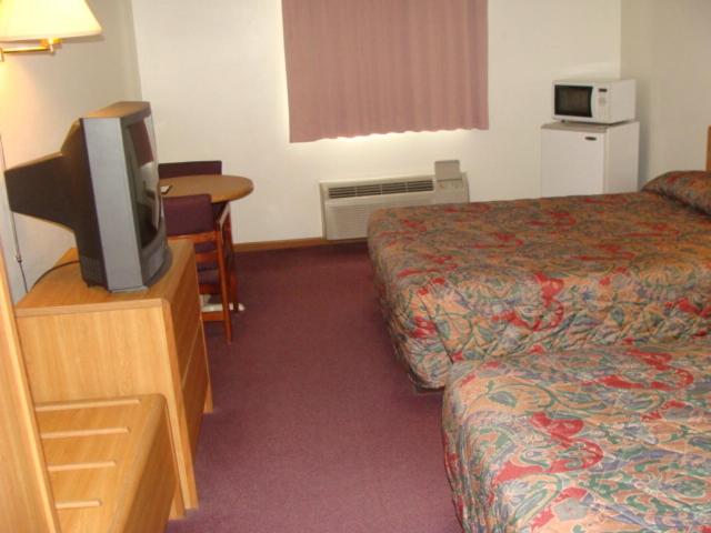 Queen Room with Two Queen Beds image 2