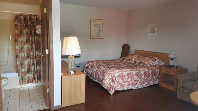 Deluxe Queen Room image 4