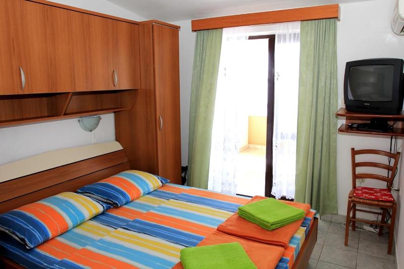 One-Bedroom Apartment with Terrace and Sea View image 3