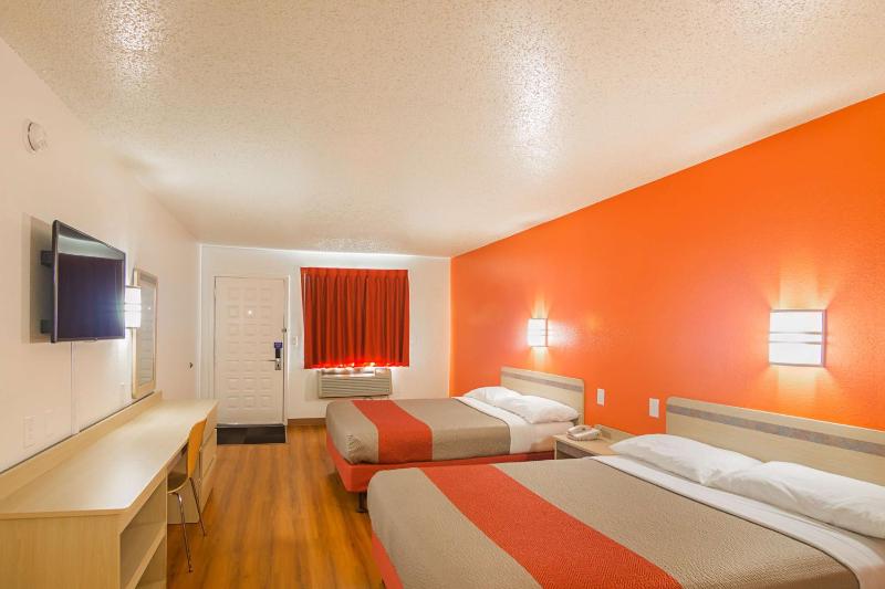 Deluxe Queen Room with Two Queen Beds image 2