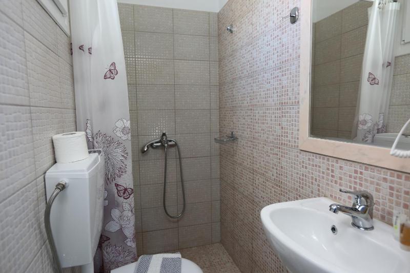 Standard Twin Room with Garden View image 4