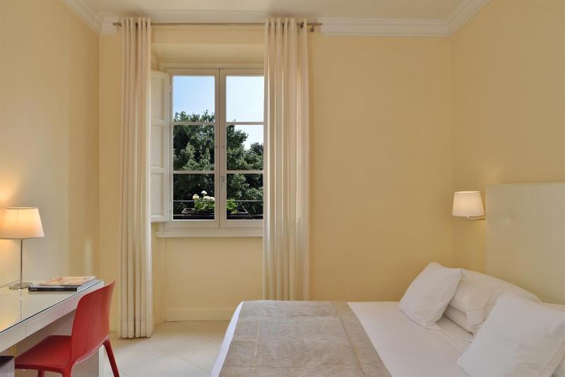 Double Room image 4