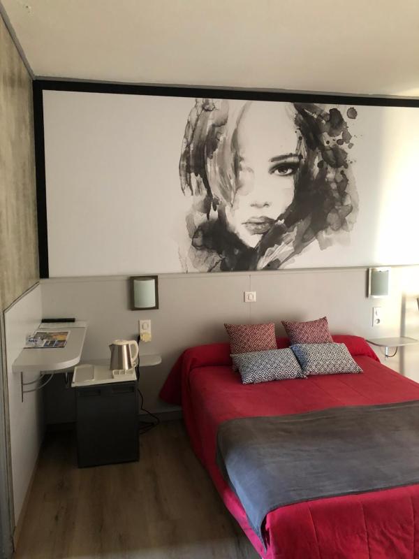 Classic Double or Twin  Room with Sea View image 3