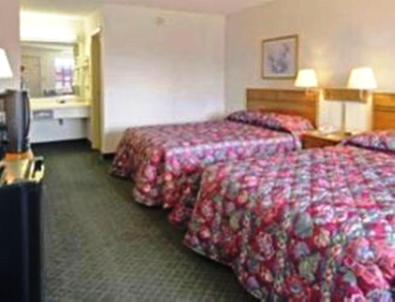 Queen Room with Two Queen Beds - Smoking image 2