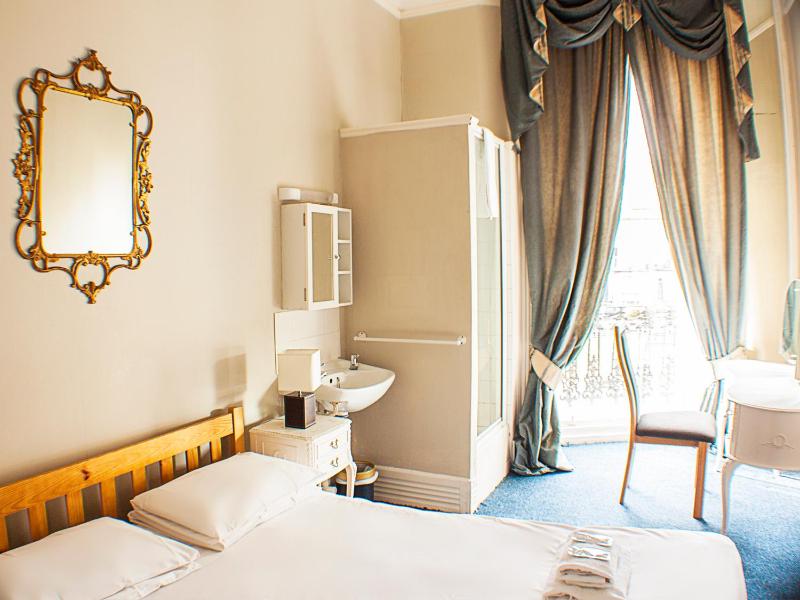 Standard Double Room image 3