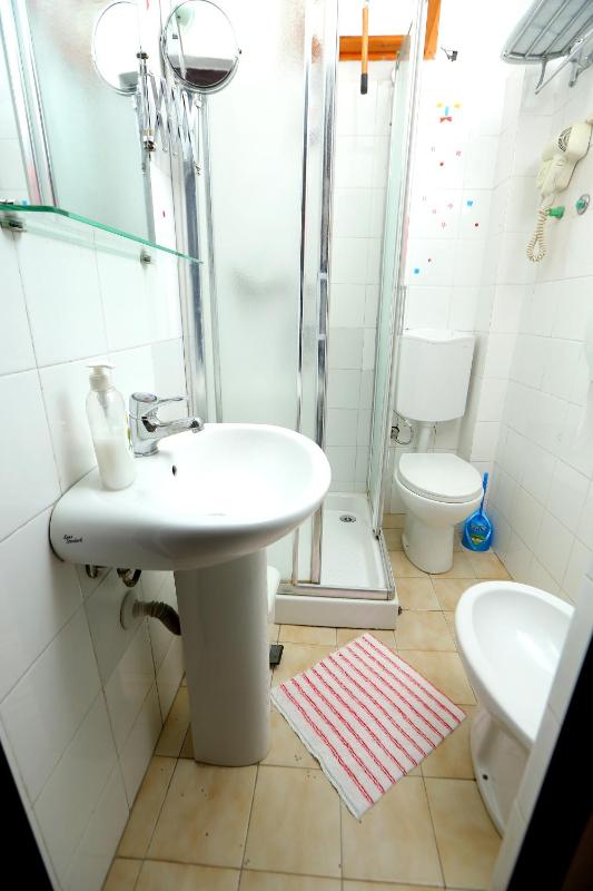 Standard Twin Room image 3