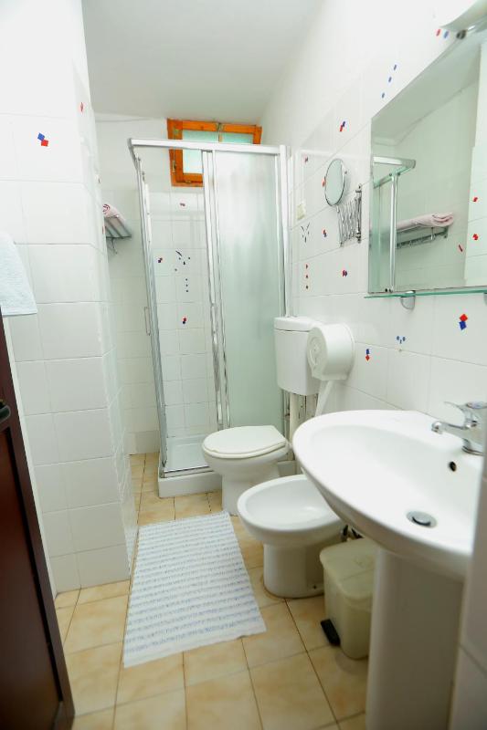 Standard Twin Room image 4