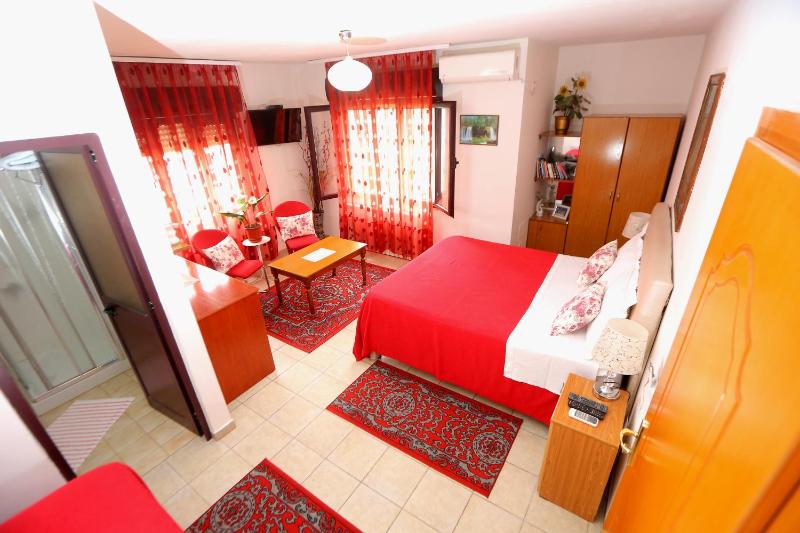 Triple Room image 4