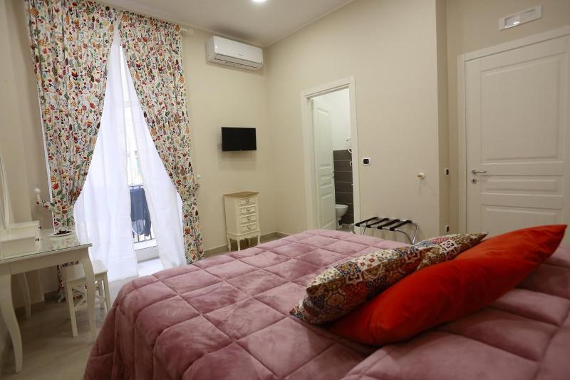 Deluxe Double or Twin Room with Balcony image 4