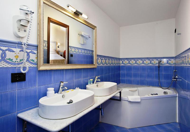 Junior Suite with Sea View image 3