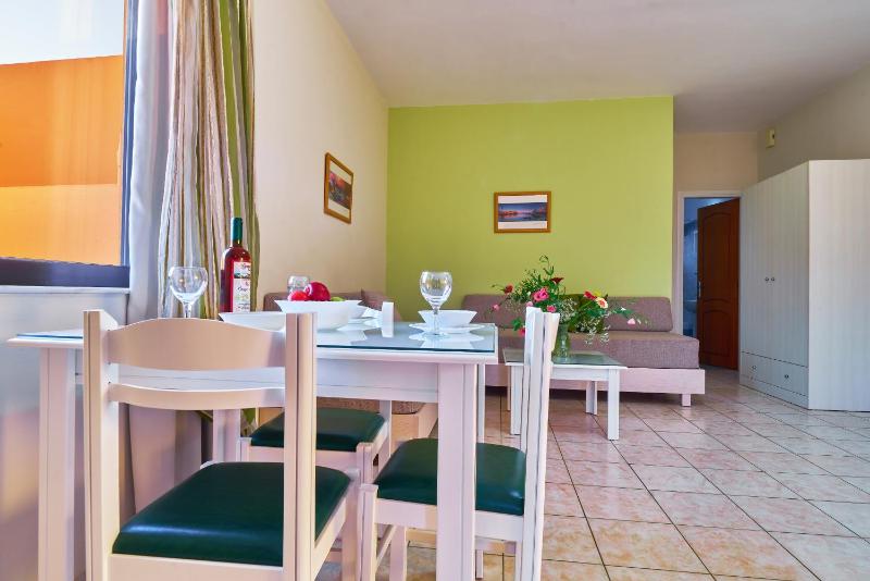 One-Bedroom Apartment with Garden View image 3