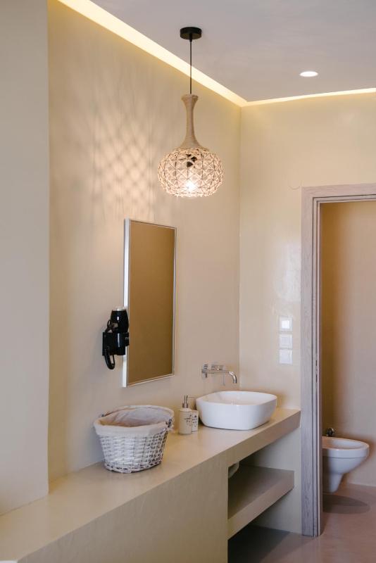 Superior Triple Room with Sea View image 4