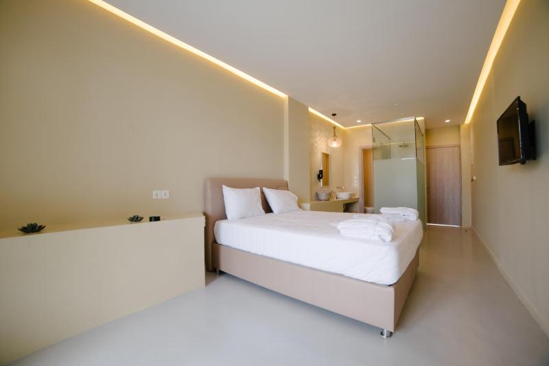 Superior Triple Room with Sea View image 3