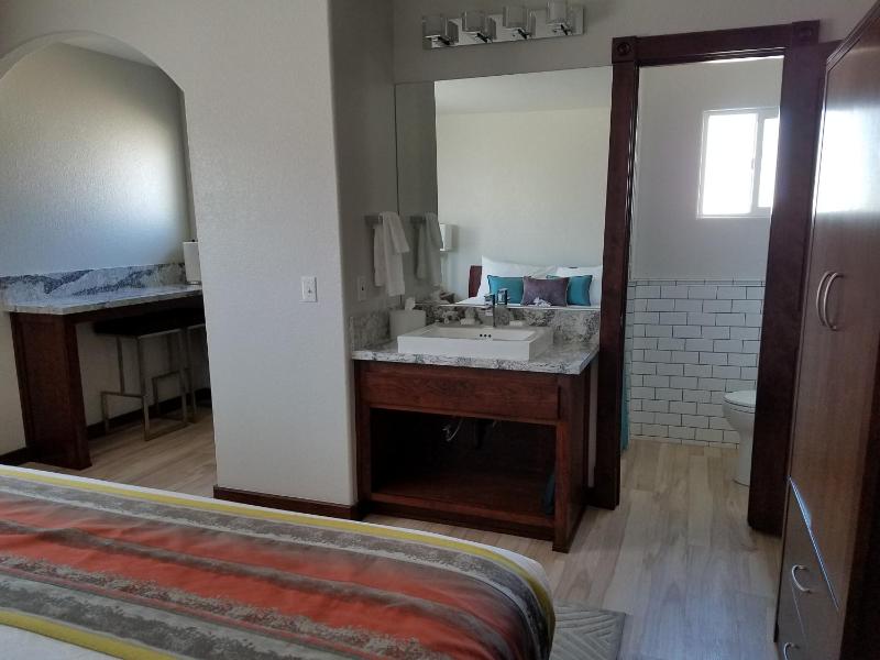Superior King Room image 3