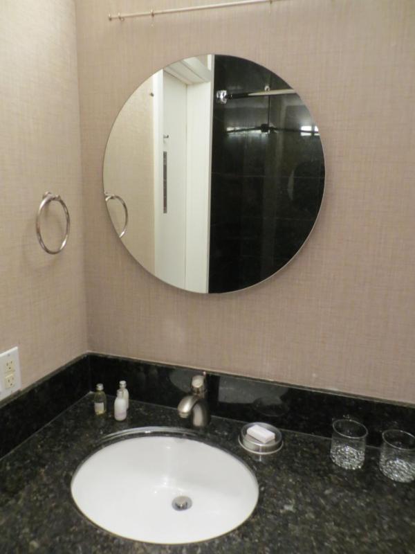 Deluxe Double Queen Room image 3
