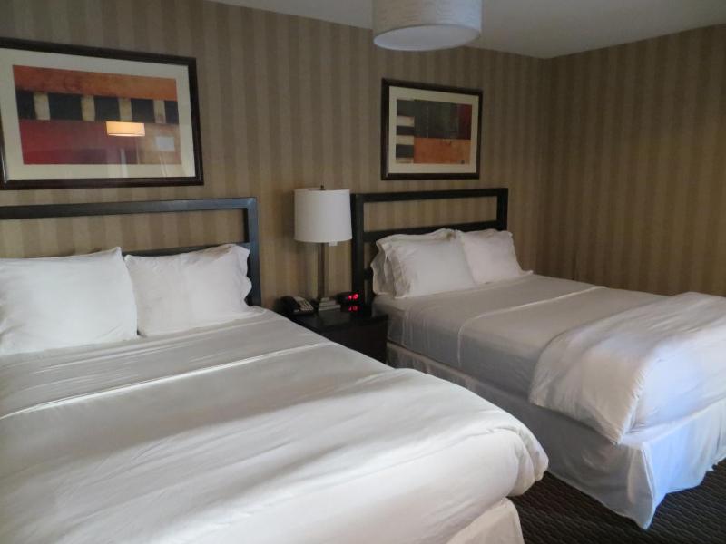 Deluxe Double Queen Room image 4