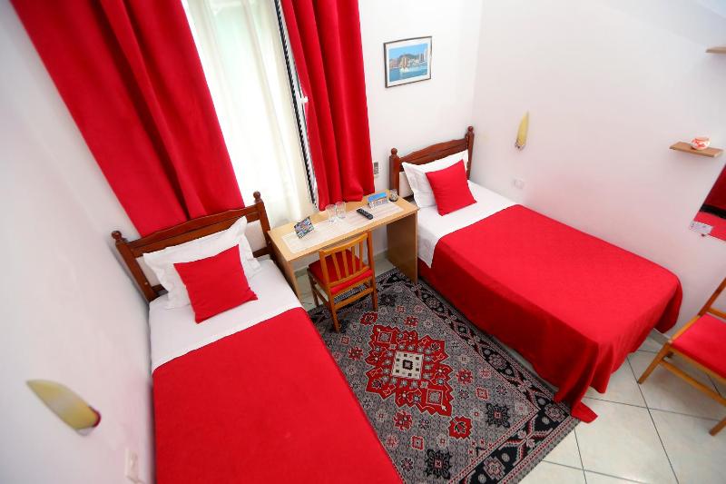 Standard Twin Room image 2