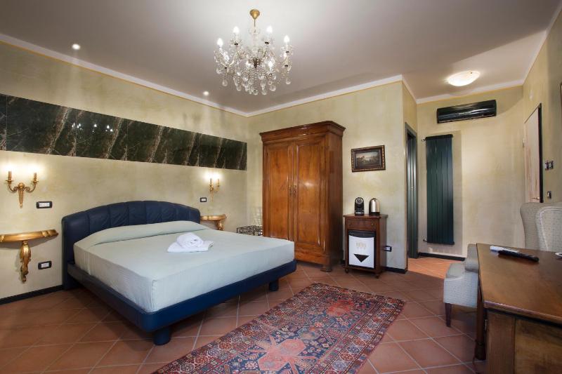 Large Double Room image 3