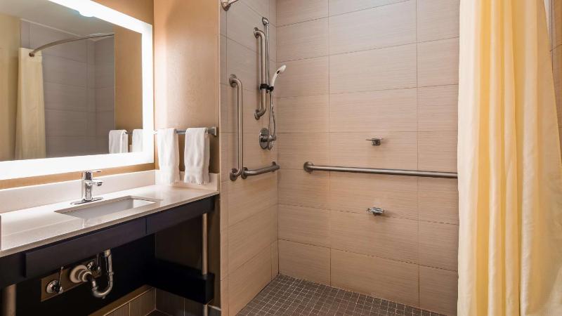 King Room with Roll-In Shower - Disability Access image 4