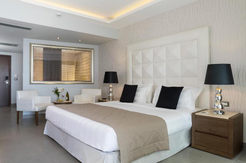 Junior Suite with Private Pool and Partial Sea View image 3