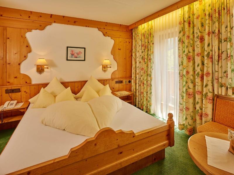 Standard Double Room image 4