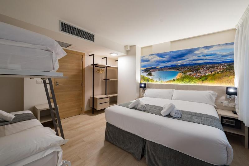 Classic Quadruple Room Interior image 3