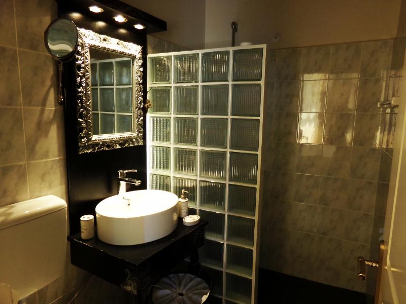 Standard Triple Room with Sea View image 2