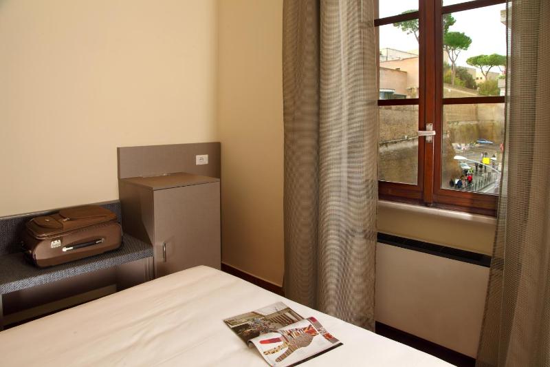 Economy Double Room image 2