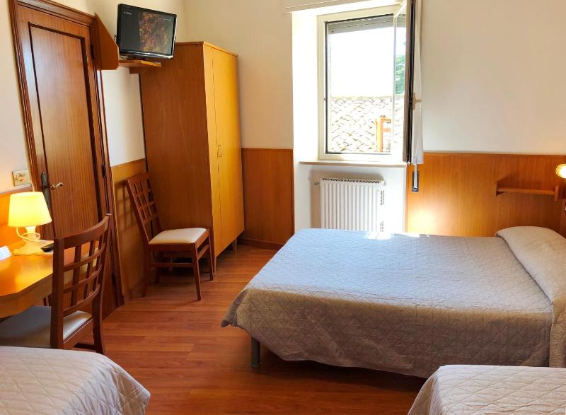 Economy Quadruple Room image 3