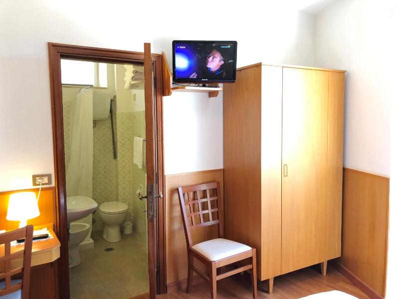 Economy Quadruple Room image 4