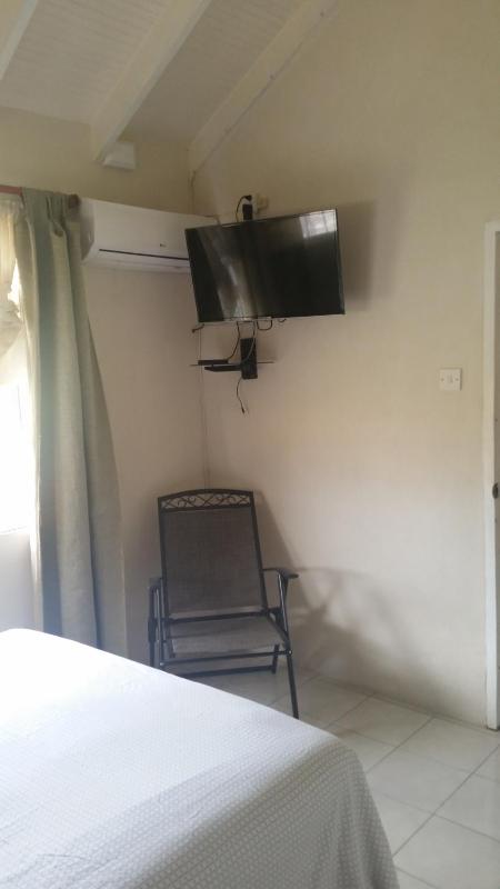 Spacious Colonial - image 10