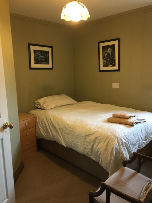 Budget Single Room image 3