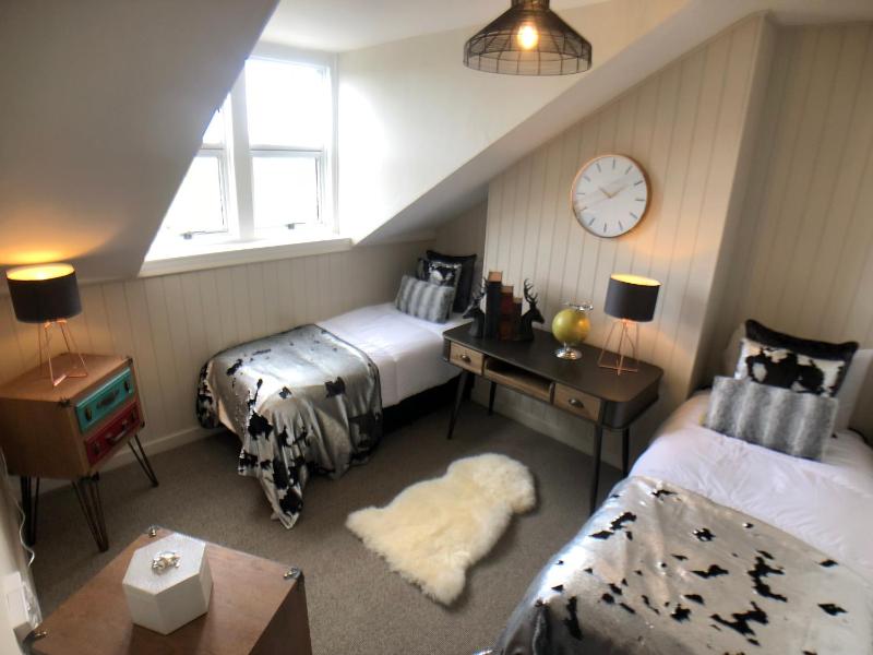 Standard Twin Room image 3