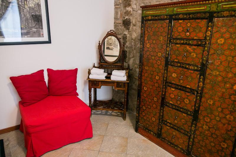 Economy Triple Room with Shared Bathroom image 4