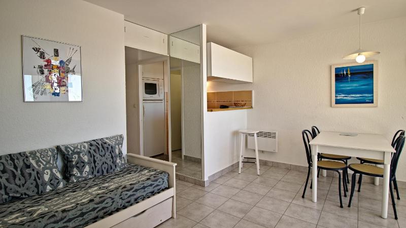 One Bedroom Apartment with an Alcove image 3